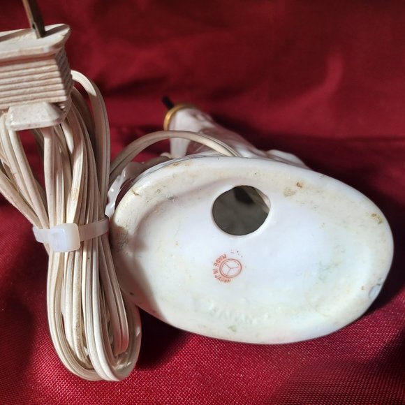 Working Vintage Courting Couple Boudoir Lamp. White / Gold Trim. Made in Japan. - Picture 9 of 11